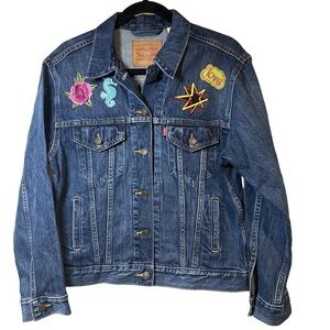NWOT LEVI Size M Patches Medium Wash Denim Button Down Jacket